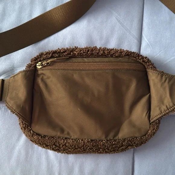 SOLD OUT Lululemon Everyday Belt Bum Bag Fleece 2L in Black & Gold! - Picture 5 of 10